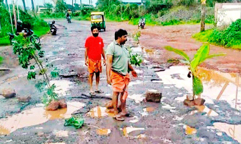 മലയോര റോഡ് തകർന്നില്ലാതായി മലയോര റോഡ് തകർന്നില്ലാതായി