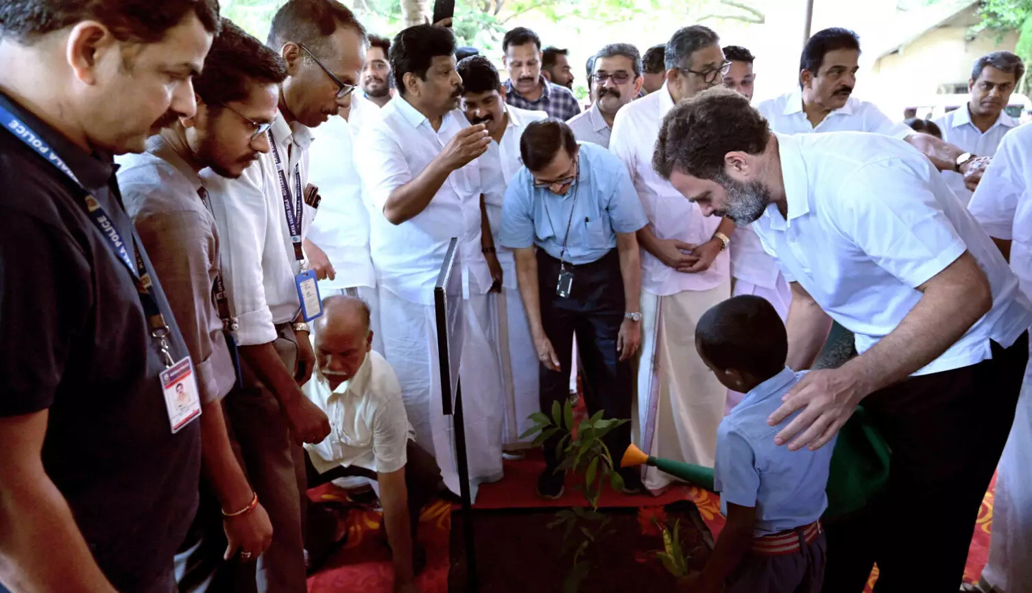 ആയുര്വേദത്തിന്റെ സുഗന്ധം നിറഞ്ഞ ഓർമകളുമായി രാഹുല് ഗാന്ധി മടങ്ങി ആയുര്വേദത്തിന്റെ സുഗന്ധം നിറഞ്ഞ ഓർമകളുമായി രാഹുല് ഗാന്ധി മടങ്ങി