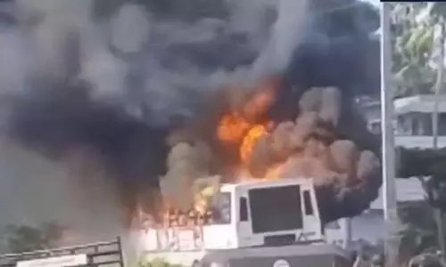 ഓടിക്കൊണ്ടിരുന്ന കെ.എസ്.ആർ.ടി.സി ബസിന് തീപിടിച്ചു