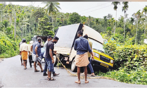മരണക്കെണിയൊരുക്കി റോഡ് യാത്ര മരണക്കെണിയൊരുക്കി റോഡ് യാത്ര