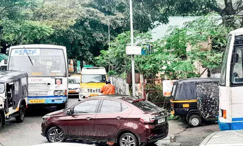 വൺവേയും ബോർഡുമില്ല; കുമളി സ്റ്റാൻഡിലേക്ക് ബസുകൾ കയറുന്നത് തോന്നുംപടി