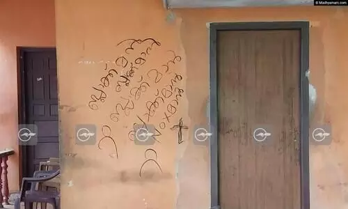 ‘ഞാൻ എക്സ് മാൻ അല്ല ബ്ലാക് മാൻ’; ചെറുപുഴയുടെ ഉറക്കം കെടുത്തിയ അജ്ഞാതൻ ക്ഷേത്രമതിലിലും കോറിയിട്ടു