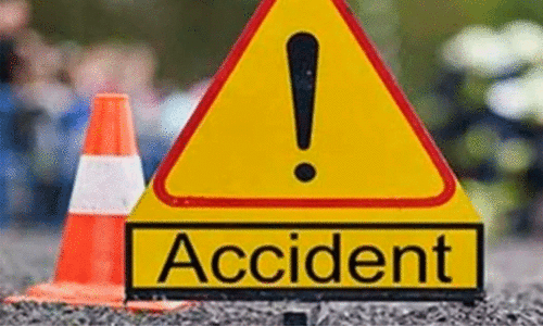 മീത്തലെ ചമ്പാട്ട് വാഹനാപകടം പിതാവും മകനും അത്ഭുതകരമായി രക്ഷപ്പെട്ടു