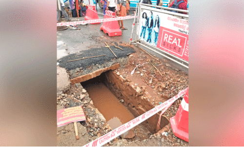 കെ.​എ​സ്.​ആ​ർ.​ടി.​സി ക​ണ്ണൂ​ർ ഡി​പ്പോ ക​വാ​ട​ത്തി​ലെ സ്ലാ​ബ് ത​ക​ർ​ന്നു