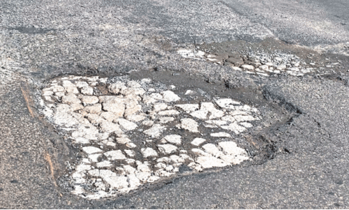 പാപ്പിനിശ്ശേരി മേൽപാലത്തിലെ കുഴി; വഴിമുട്ടി യാത്രക്കാർ