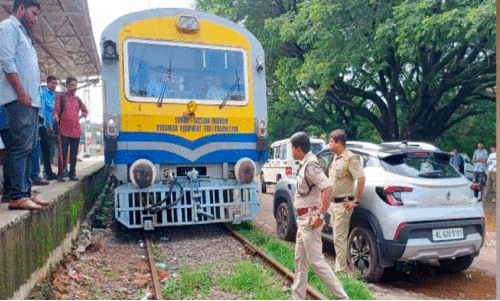 തീവണ്ടിക്ക് തടസ്സമായി ട്രാക്കിന് സമീപം നിർത്തിയിട്ട കാർ കസ്‌റ്റഡിയിൽ