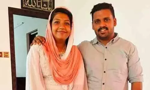 ഫോട്ടോ എടുക്കുന്നതിനിടെ പുഴയില്‍ വീണ്  നവദമ്പതികളെ കാണാതായി