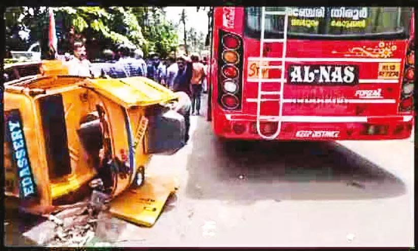 ഓ​വ​ർ​ടേ​ക്ക് ചെ​യ്യ​വെ ബ​സിടിച്ച് ഗു​ഡ്സ് ഓ​ട്ടോ​ മറിഞ്ഞു; രണ്ടുപേർക്ക് പരിക്ക്