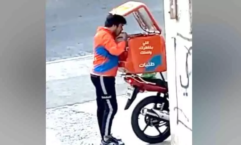 ഭക്ഷണം കഴിച്ച് ഡെലിവറി റൈഡർ; വൈറൽ വിഡിയോ ദുബൈയിലേതല്ല ഭക്ഷണം കഴിച്ച് ഡെലിവറി റൈഡർ; വൈറൽ വിഡിയോ ദുബൈയിലേതല്ല