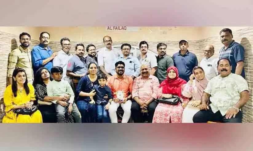 സ​ച്ചി​ൻ അ​ര​വിന്ദി​ന് ഒ​മാ​ൻ തൃ​ശൂ​ർ ഓ​ർ​ഗ​നൈ​സേ​ഷ​ൻ യാ​ത്ര​യ​യ​പ്പ്