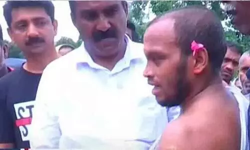 ഹിന്ദിക്കാരുടെ കുട്ടിയല്ലേ; കർമം ചെയ്യാൻ വയ്യ -ആലുവ പെൺകുട്ടിയുടെ അന്ത്യകർമം ചെയ്യാൻ വിസമ്മതിച്ച് പൂജാരിമാർ; സ്വയം സന്നദ്ധനായി രേവത്