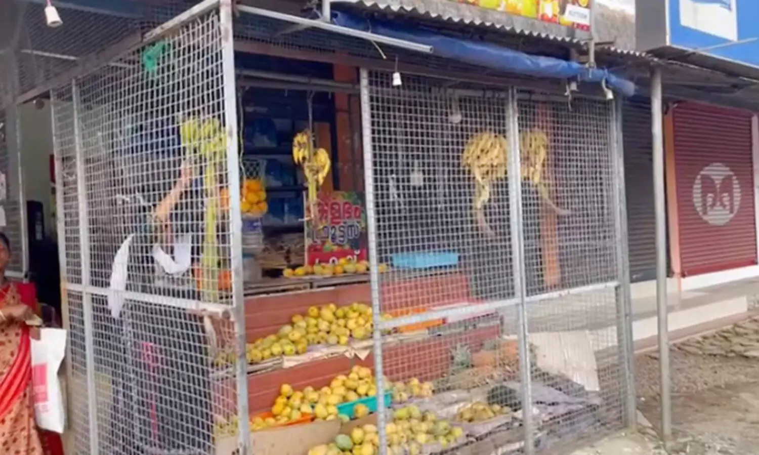 പഴക്കട കുത്തിത്തുറന്ന് അരലക്ഷം രൂപയുടെ പഴങ്ങൾ മോഷ്ടിച്ചു
