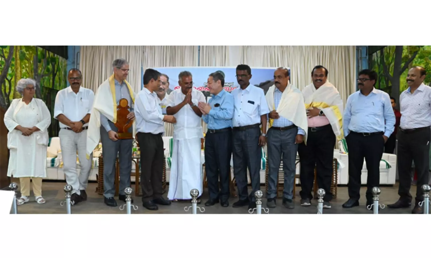 നിയമത്തിന്റെ സങ്കീര്‍ണ്ണതകളില്‍ കുടുക്കി ജനത്തെ ബുദ്ധിമുട്ടിക്കുന്നവര്‍ വനം വകുപ്പില്‍ തുടരില്ല -മന്ത്രി