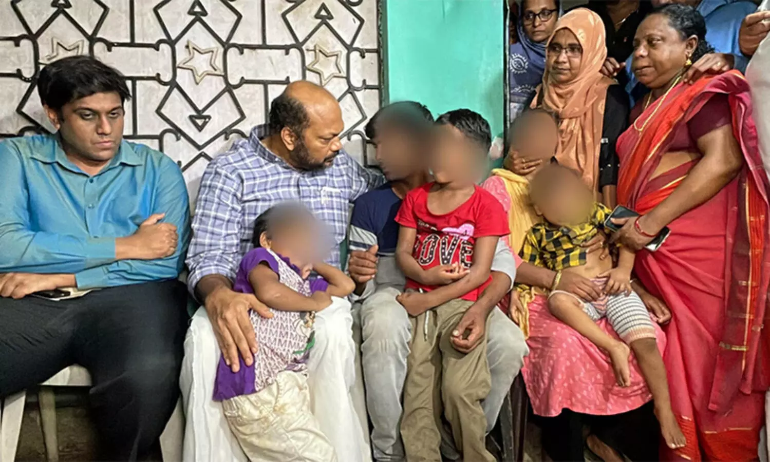 ആലുവയില്‍ കൊല്ലപ്പെട്ട പെൺകുട്ടിയുടെ മാതാപിതാക്കളെ മന്ത്രി പി. രാജീവ്‌ സന്ദര്‍ശിച്ചു