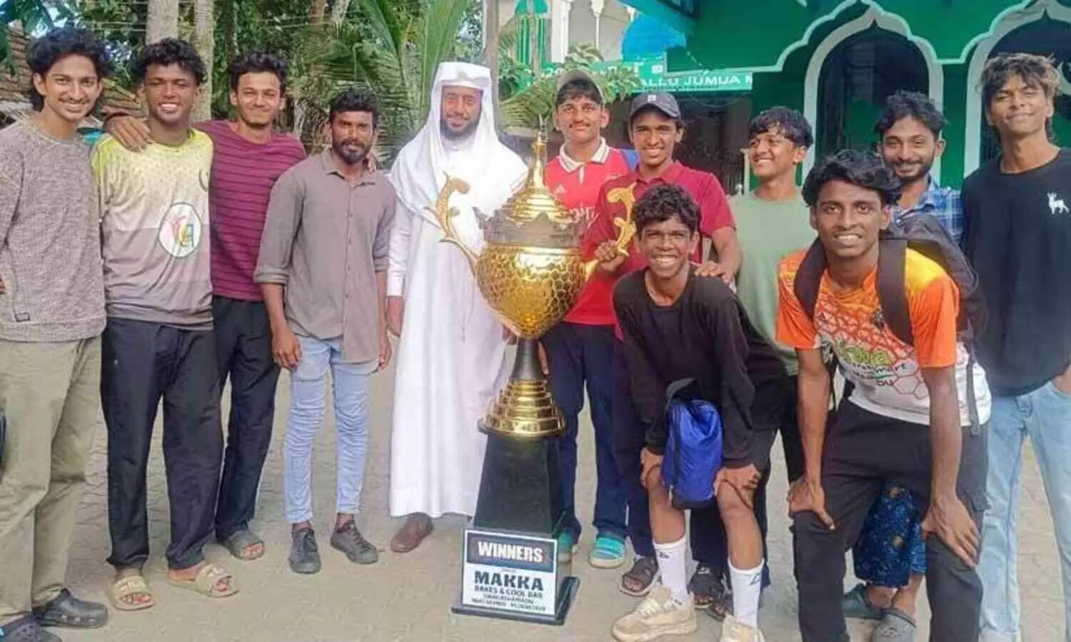 ഫുട്‌ബാള്‍ കൊണ്ടുപോയ പൊലീസി​ന്റെ ‘ഫൗൾ’ ഏറ്റില്ല; കപ്പടിച്ച് ഫിഫ നെട്ടൂര്‍