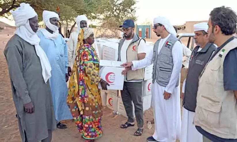 സു​ഡാ​ൻ അ​ഭ​യാ​ർ​ഥി​ക​ൾ​ക്ക്​  ഭ​ക്ഷ​ണ വി​ത​ര​ണം