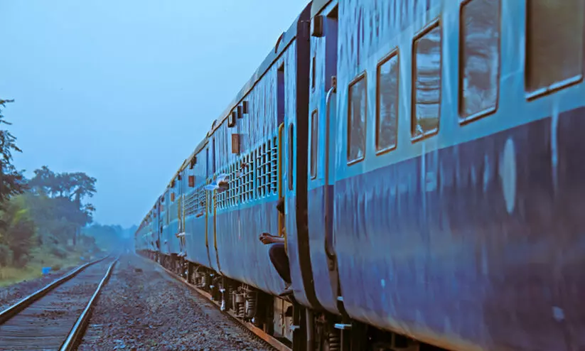 മതിയായ ട്രെയിനില്ല; ഓണക്കാലത്തും തത്കാൽ കൊള്ളക്ക് റെയിൽവേ മതിയായ ട്രെയിനില്ല; ഓണക്കാലത്തും തത്കാൽ കൊള്ളക്ക് റെയിൽവേ