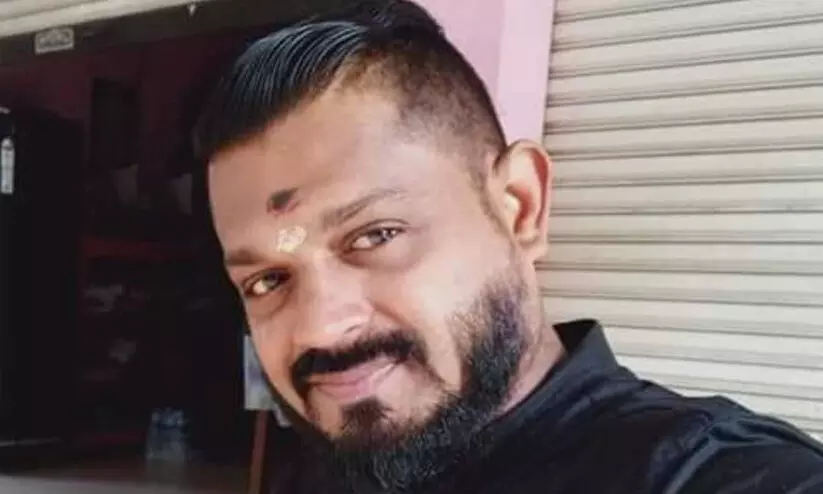 ഹോട്ടലുടമയെ മരിച്ച നിലയിൽ കണ്ടെത്തി; കെട്ടിടത്തിനു മുകളിൽനിന്ന് വീണെന്ന് സംശയം ഹോട്ടലുടമയെ മരിച്ച നിലയിൽ കണ്ടെത്തി; കെട്ടിടത്തിനു മുകളിൽനിന്ന് വീണെന്ന് സംശയം