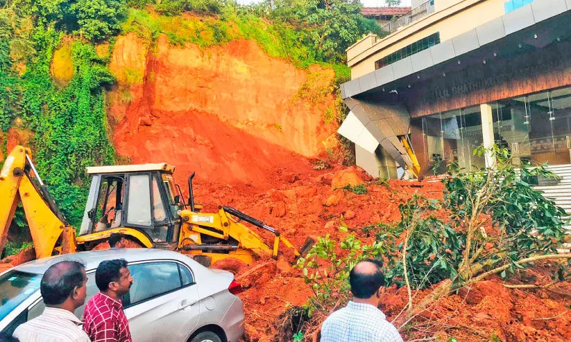 മലബാർ മെഡിക്കൽ കോളജിൽ മണ്ണിടിച്ചിൽ; വാഹനങ്ങൾ മണ്ണിനടിയിൽപെട്ടു