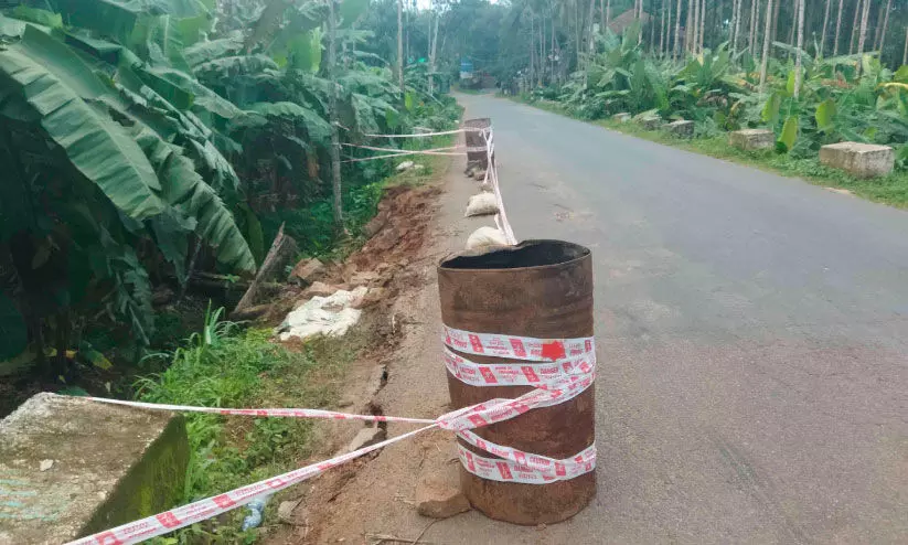 തിരുവമ്പാടി-ഓമശ്ശേരി റോഡ്; കല്ലുരുട്ടിയിൽ സംരക്ഷണ ഭിത്തി ഇടിഞ്ഞു തിരുവമ്പാടി-ഓമശ്ശേരി റോഡ്; കല്ലുരുട്ടിയിൽ സംരക്ഷണ ഭിത്തി ഇടിഞ്ഞു
