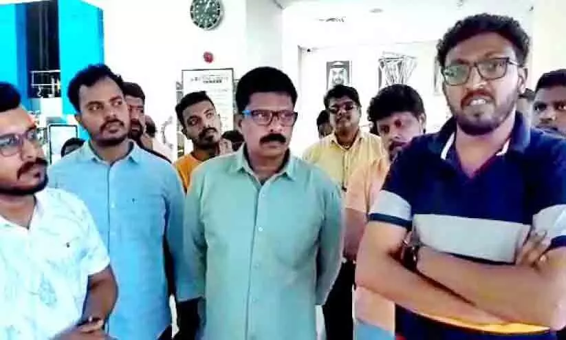 ദു​രി​തം പേ​റി യാ​ത്ര​ക്കാ​ർ;എ​യ​ർ ഇ​ന്ത്യ എ​ക്സ്​​പ്ര​സ്​ 18 മ​ണി​ക്കൂ​റി​ലേ​റെ വൈ​കി