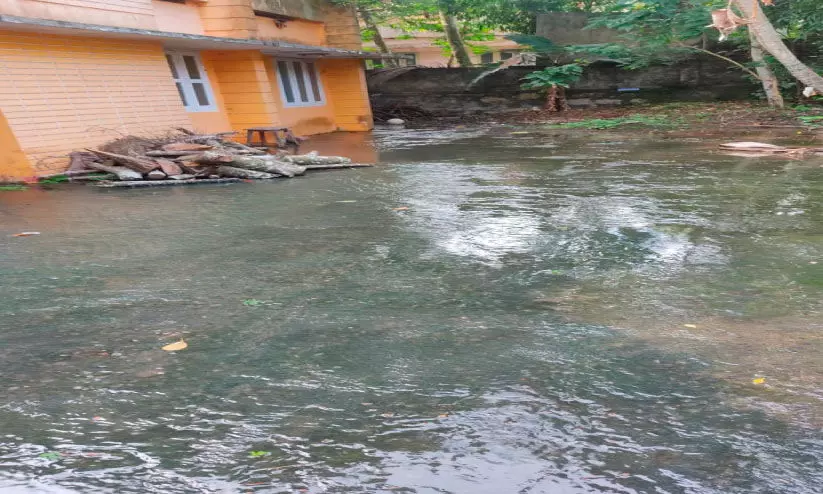കനാല് കരകവിഞ്ഞ് വീടുകളില് വെള്ളം കയറി കനാല് കരകവിഞ്ഞ് വീടുകളില് വെള്ളം കയറി