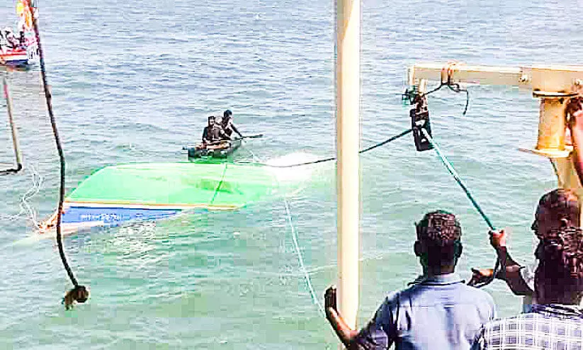 തിരമാലയിൽപ്പെട്ട് മത്സ്യബന്ധന വള്ളം തകർന്നു; തൊഴിലാളികൾ രക്ഷപ്പെട്ടു തിരമാലയിൽപ്പെട്ട് മത്സ്യബന്ധന വള്ളം തകർന്നു; തൊഴിലാളികൾ രക്ഷപ്പെട്ടു