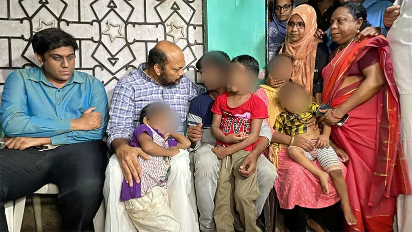 ആലുവയില് കൊല്ലപ്പെട്ട പെൺകുട്ടിയുടെ മാതാപിതാക്കളെ മന്ത്രി പി. രാജീവ് സന്ദര്ശിച്ചു ആലുവയില് കൊല്ലപ്പെട്ട പെൺകുട്ടിയുടെ മാതാപിതാക്കളെ മന്ത്രി പി. രാജീവ് സന്ദര്ശിച്ചു