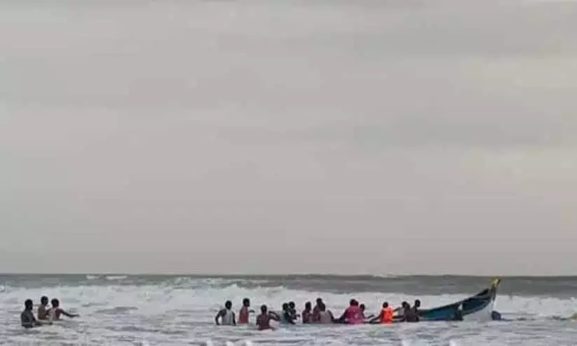 എട്ടുപേരുമായി കടലിൽ പോയ വള്ളം മുങ്ങി ഒരു മരണം; രണ്ടു പേരെ കാണാതായി