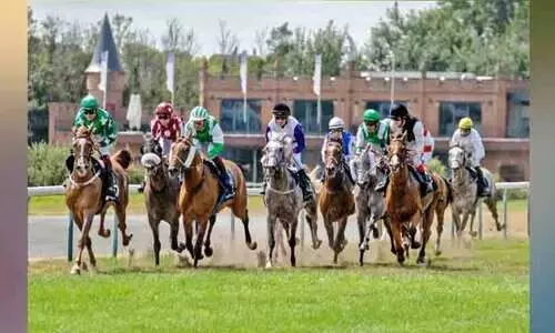 അ​റേ​ബ്യ​ൻ കു​തി​ര​ശ​ക്തി തെ​ളി​യി​ക്കാ​ൻ ട്രാ​ക്കു​ണ​രു​ന്നു