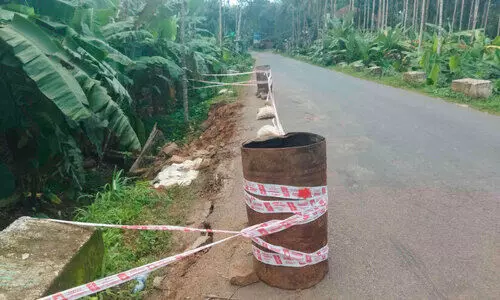 തിരുവമ്പാടി-ഓമശ്ശേരി റോഡ്; കല്ലുരുട്ടിയിൽ സംരക്ഷണ ഭിത്തി ഇടിഞ്ഞു തിരുവമ്പാടി-ഓമശ്ശേരി റോഡ്; കല്ലുരുട്ടിയിൽ സംരക്ഷണ ഭിത്തി ഇടിഞ്ഞു