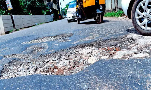 കുഴിയിൽ കുടുങ്ങാതെ നോക്കണം