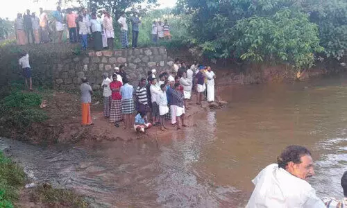 പ്രാർഥനയും കാത്തിരിപ്പും വിഫലം;  നവദമ്പതികളുടെ വേർപാടിൽ വിങ്ങി പള്ളിക്കൽ