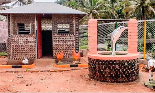 കുട്ടികൾ സമാഹരിച്ചത് 5000 പ്ലാസ്റ്റിക് കുപ്പി; സ്കൂൾ മുറ്റത്ത് ഒരുങ്ങി വീടും കിണറും