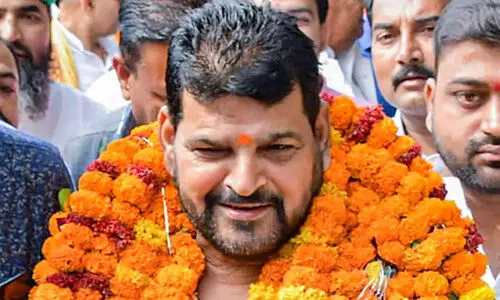 റസ്‍ലിങ് ഫെഡറേഷനെ വീണ്ടും കൈപ്പിടിയിലൊതുക്കാൻ ബ്രിജ്​ ഭൂഷന്റെ വളഞ്ഞ വഴി; പിന്തുണക്കുന്ന 18 പേർ നാമനിർദേശം സമർപ്പിച്ചു