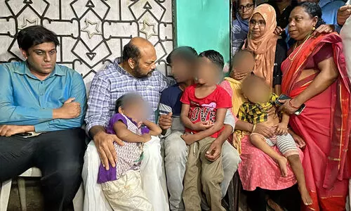 ആലുവയില്‍ കൊല്ലപ്പെട്ട പെൺകുട്ടിയുടെ മാതാപിതാക്കളെ മന്ത്രി പി. രാജീവ്‌ സന്ദര്‍ശിച്ചു