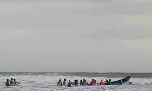 എട്ടുപേരുമായി കടലിൽ പോയ വള്ളം മുങ്ങി ഒരു മരണം; രണ്ടു പേരെ കാണാതായി