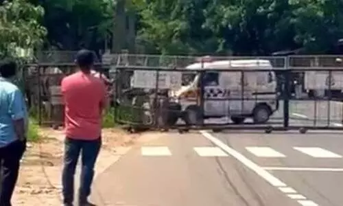 പൊലീസ് ബാരിക്കേഡ്​ മാറ്റിയില്ല; രോഗിയുമായെത്തിയ ആംബുലൻസ് വഴിതിരിച്ചുവിട്ടു