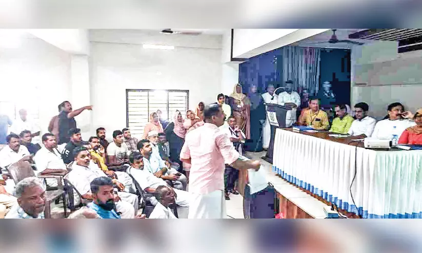 തീ​ര​ദേ​ശ ഹൈ​വേ: മ​ന്ത്രി വി. ​അ​ബ്ദു​റ​ഹി​മാ​ൻ വി​ളി​ച്ച യോ​ഗ​ത്തി​ൽ പ്ര​തി​ഷേ​ധം, ബ​ഹ​ളം