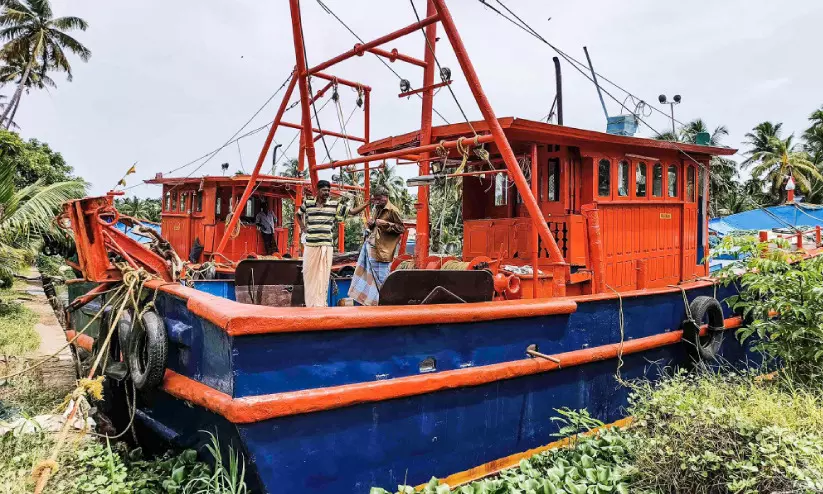 ട്രോളിങ് നിരോധനം അവസാനിച്ചു: ബോട്ടുകൾ പ്രതീക്ഷയോടെ കടലിലേക്ക്