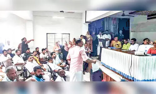 തീ​ര​ദേ​ശ ഹൈ​വേ: മ​ന്ത്രി വി. ​അ​ബ്ദു​റ​ഹി​മാ​ൻ വി​ളി​ച്ച യോ​ഗ​ത്തി​ൽ പ്ര​തി​ഷേ​ധം, ബ​ഹ​ളം