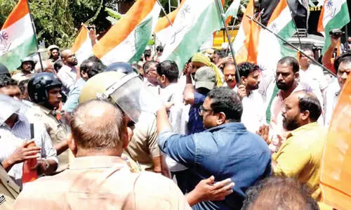 പൊലീസ് സ്റ്റേഷനുകളിലേക്ക് കോൺഗ്രസ് മാർച്ച്: പെരുമ്പടപ്പിൽ ലാത്തിവീശി, നിരവധി പേർക്ക് പരിക്ക്