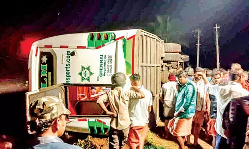 പെ​രി​ങ്ങോ​ട്ട് സ്വ​കാ​ര്യ ബ​സ് മ​റി​ഞ്ഞു; 17 പേ​ർ​ക്ക് പ​രി​ക്ക്