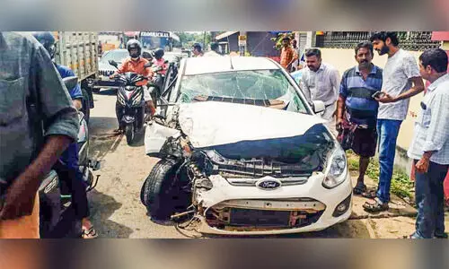 നായത്തോട് കവലയിൽ വാഹനാപകടം; രണ്ടുപേർക്ക് പരിക്ക്