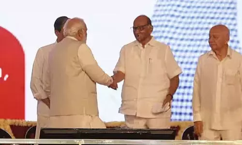 ഏഴ് വർഷത്തിന് ശേഷം നരേന്ദ്ര മോദിക്കൊപ്പം വേദി പങ്കിട്ട് ശരത് പവാർ