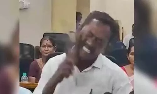 ചെരുപ്പ് ​കൊണ്ട് സ്വയം മുഖത്തടിച്ച് നഗരസഭ കൗൺസിലർ; ‘വോട്ടർമാർക്ക് നൽകിയ വാഗ്ദാനം പാലിക്കാനാകുന്നില്ല, ഉദ്യോഗസ്ഥർ വിവേചനം കാണിക്കുന്നു’