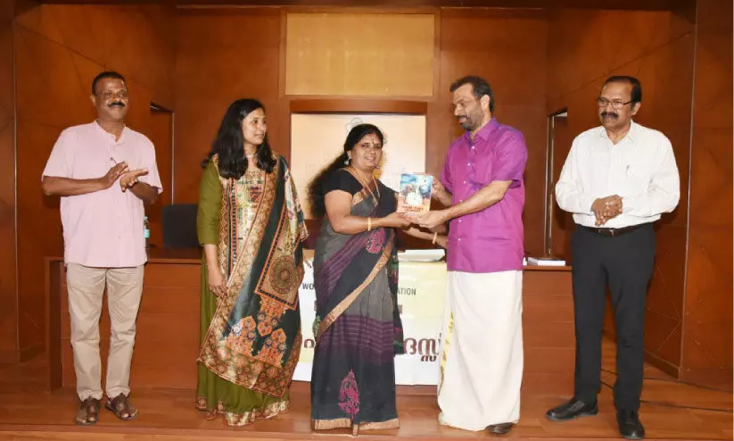 വേ​ൾ​ഡ് മ​ല​യാ​ളി ഫെ​ഡ​റേ​ഷ​ൻ പു​സ്ത​ക​പ്ര​കാ​ശ​നം