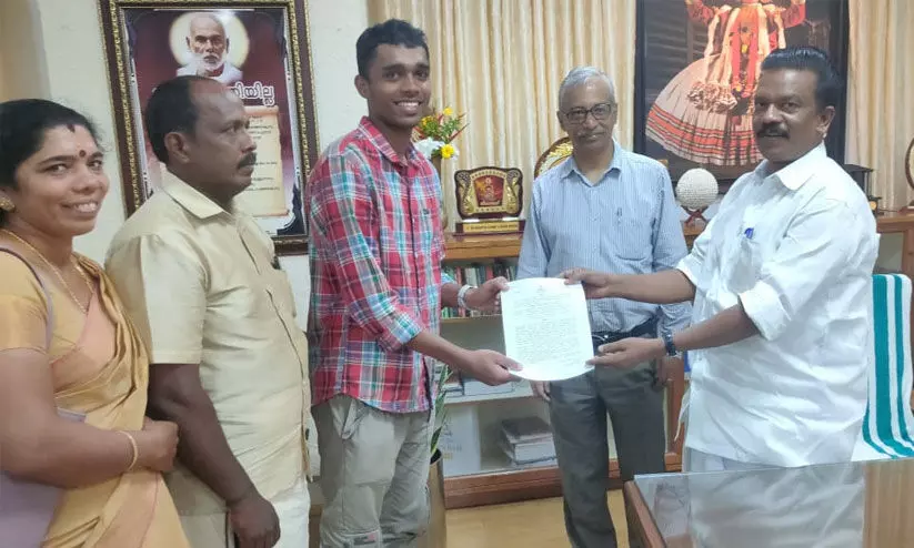 കിരണിന്റെ കുതിപ്പിന് കരുത്തേകാൻ 2.64 ലക്ഷത്തിന്റെ സൈക്കിൾ സമ്മാനിച്ച് സർക്കാർ