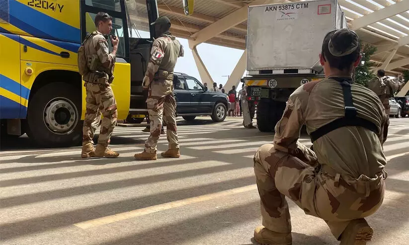 നൈ​ജ​ർ: വി​ദേ​ശി​ക​ളെ ഒ​ഴി​പ്പി​ക്കു​ന്ന​ത് തു​ട​രു​ന്നു