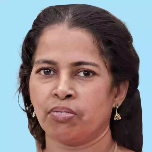 ബൈ​ക്കി​ൽ​നി​ന്ന് റോ​ഡി​ലേ​ക്ക് തെ​റി​ച്ചു​വീ​ണ് വീ​ട്ട​മ്മ മ​രി​ച്ചു